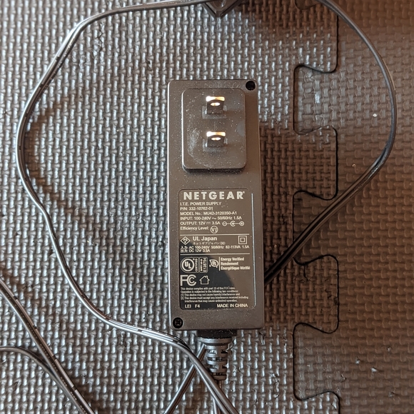 NETGEAR - Nighthawk AC1900 Router with DOCSIS 3.0 Cable Modem - Black - Picture 3 of 6